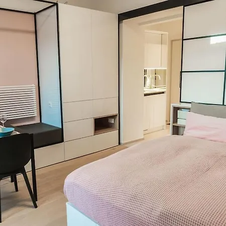 Sunny With Cute Dragon In The Center+parking *