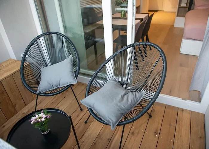 Sunny With Cute Dragon In The Center+parking